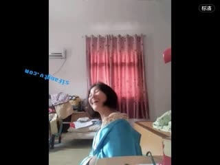 5aSn5a2m6JCM5aa55a6a5Yi26Ieq5ouNLemcsuiEuOe0oOminOWcqOmXuuaIv+WGheepv+edgOiCmuWFnOWPkemqmu+8jOS4u+WKqOe/mOedgOWxgeiCoe+8jOWxleekuuiHquW3seeahDxlbT7nv5joh4A8L2VtPue+juS5sw==