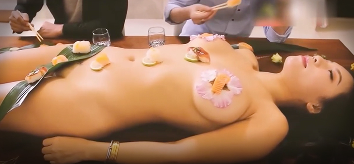 576O5aWz5pCs5LiK6aSQ5qGM5Lqr55So